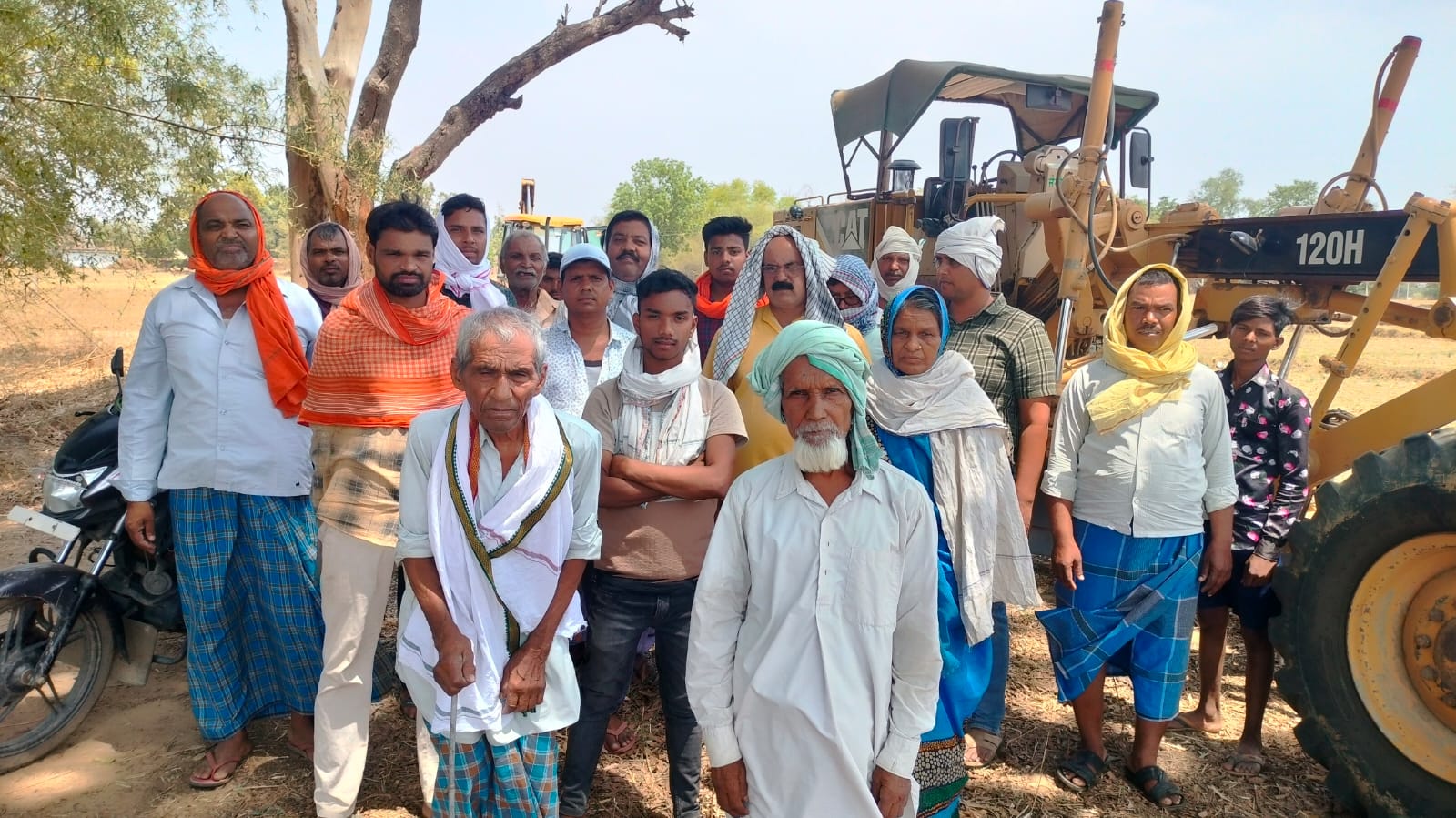 निर्माणाधीन फोरलेन सड़क निर्माण में मुआवजा नहीं मिलने से आक्रोशित ग्रामीणों ने निर्माण कार्य रोका