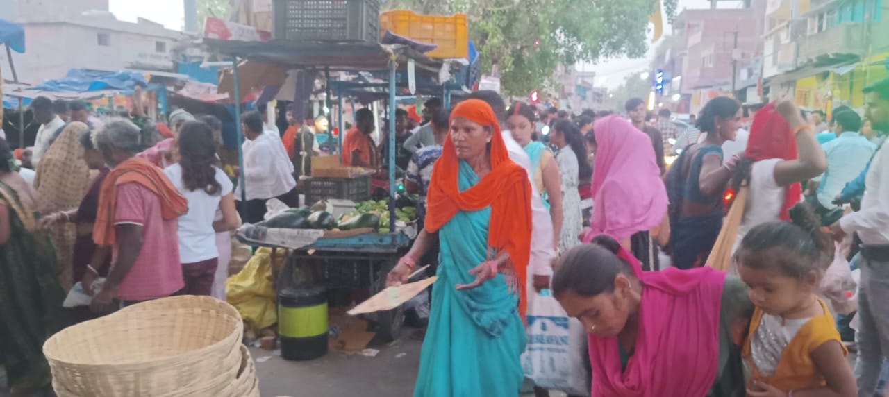 बट सावित्री पूजा को लेकर बाजार में उमड़ी भीड़