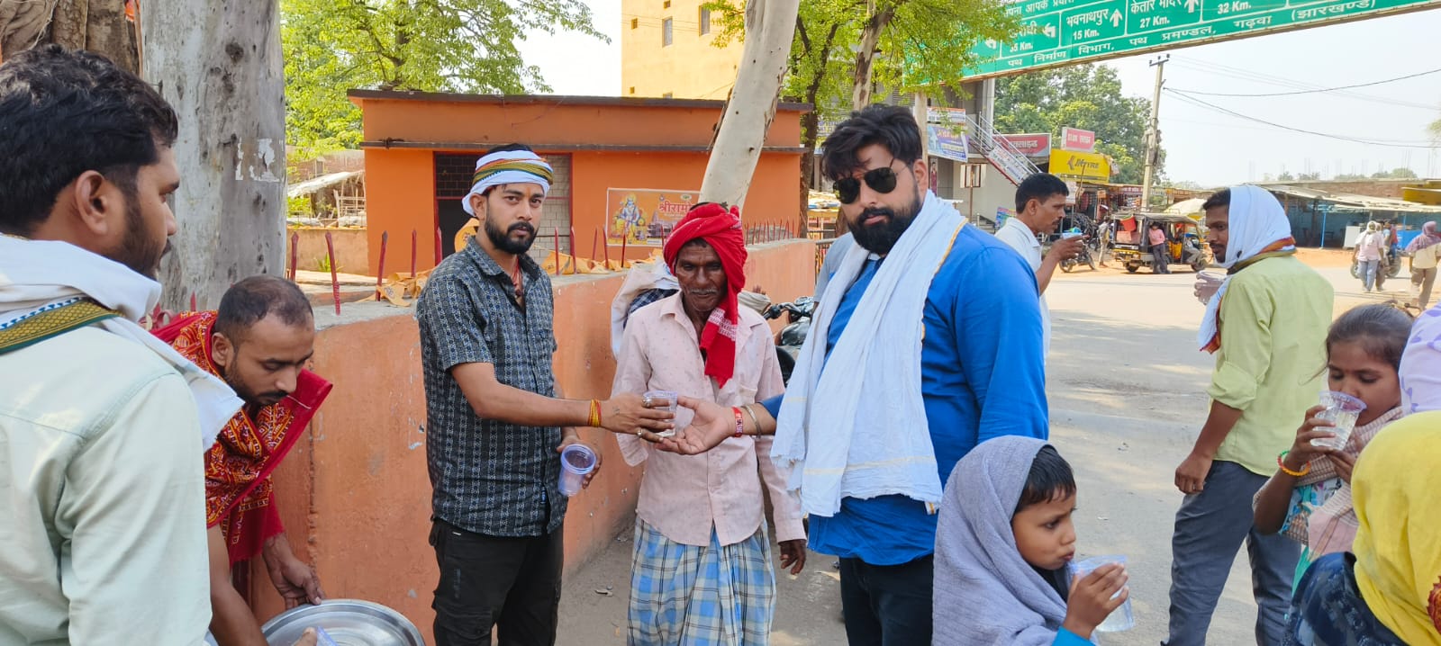 विश्व हिंदू परिषद ने  हनुमान मंदिर के प्रांगण में किया भंडारा