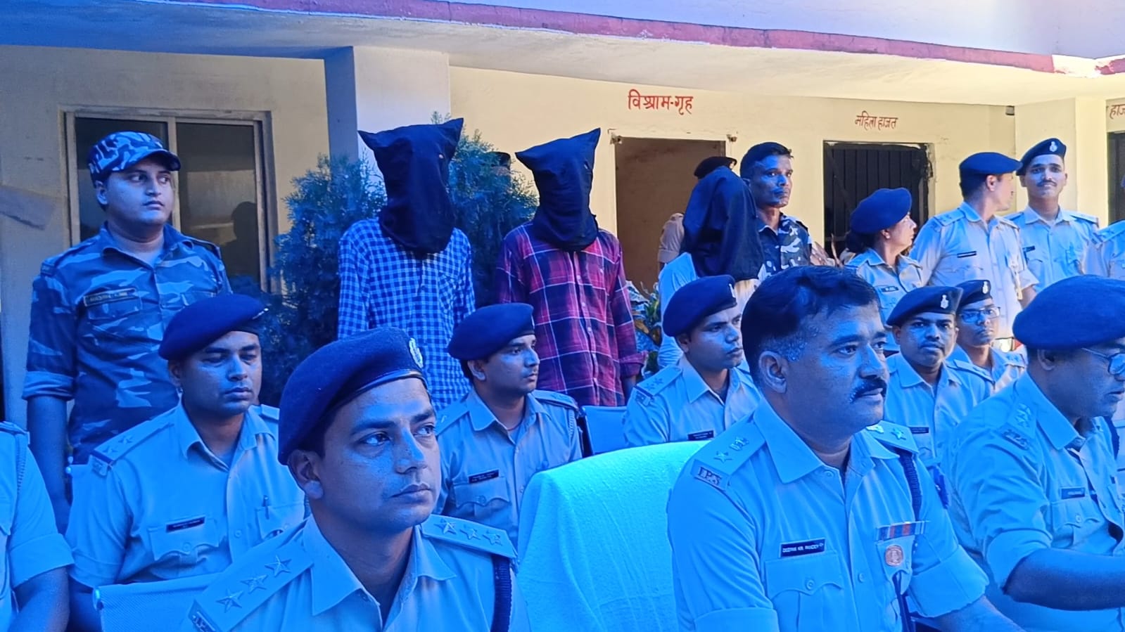 पचपड़वा हत्याकांड का मुख्य आरोपी रवि तिवारी को पुलिस ने उसके सगे भाई समेत तीन लोगों को किया गिरफ्तार