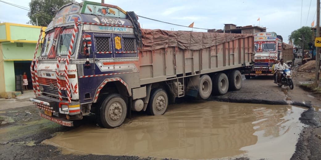 बरसात की पहली फुहार के साथ ही रंका शहर की जलजमाव से  बिगड़ी सूरत