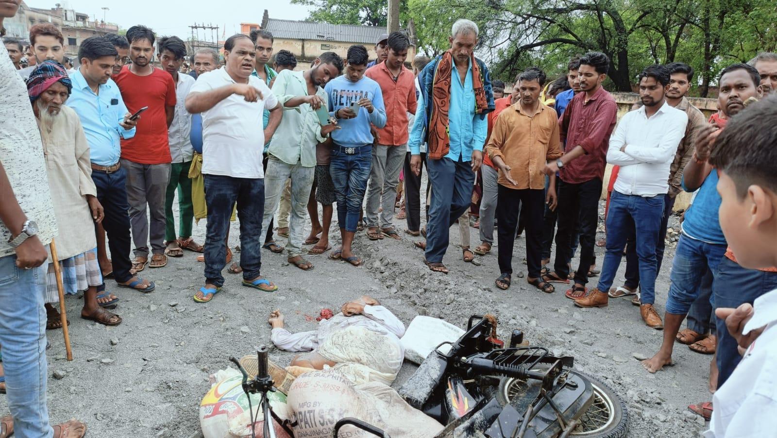 ब्रेकिंग न्यूज़ : हैड्रा मशीन के चपेट में आने से एक की मौत, शव को नही उठाने दे रहे है आक्रोशित लोग