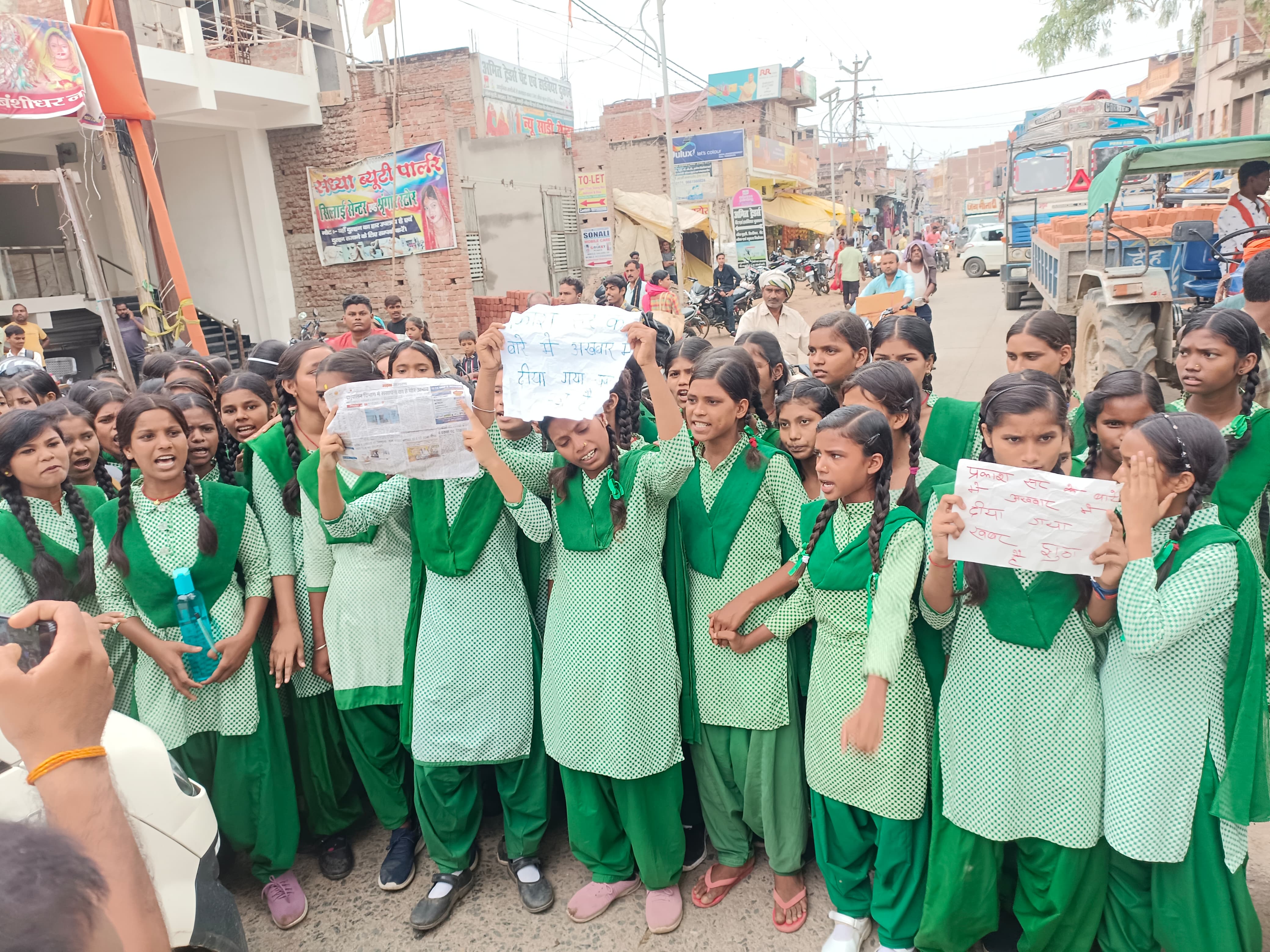 अंबालाल पटेल बालिका उच्च विद्यालय की छात्राएं शिक्षक प्रकाश चंद सोनी  दूसरे विद्यालय में प्रतिनियुक्त किए जाने के विरोध में एन एच  75 को दो घंटे जाम