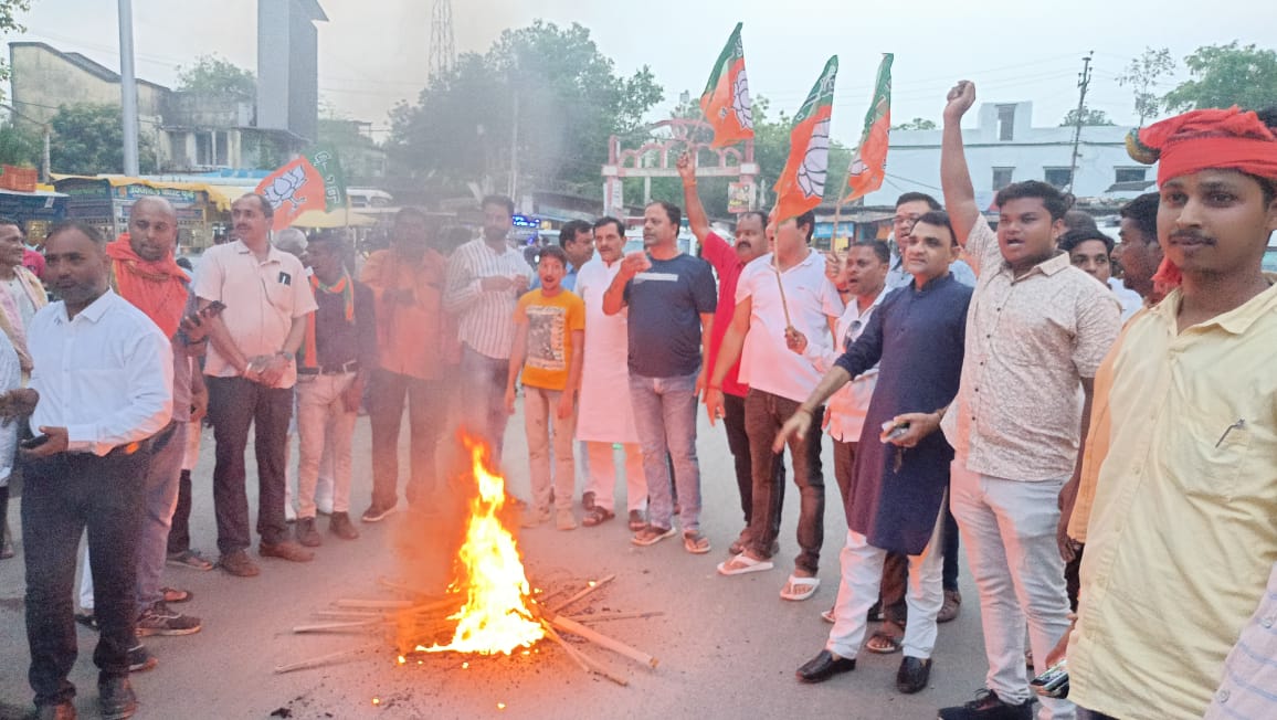 पीजीटी शिक्षक भर्ती परीक्षा में धांधली के खिलाफ भाजयुमो ने निकला मशाल जुलूस