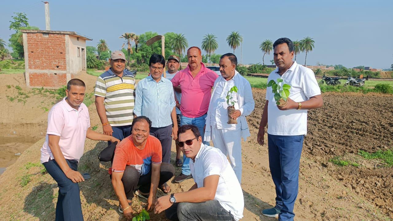 गढ़वा नगर मंडल भाजपा ने एक वृक्ष मां के नाम कार्यक्रम के तहत समाहरणालय में लगाए पौधे