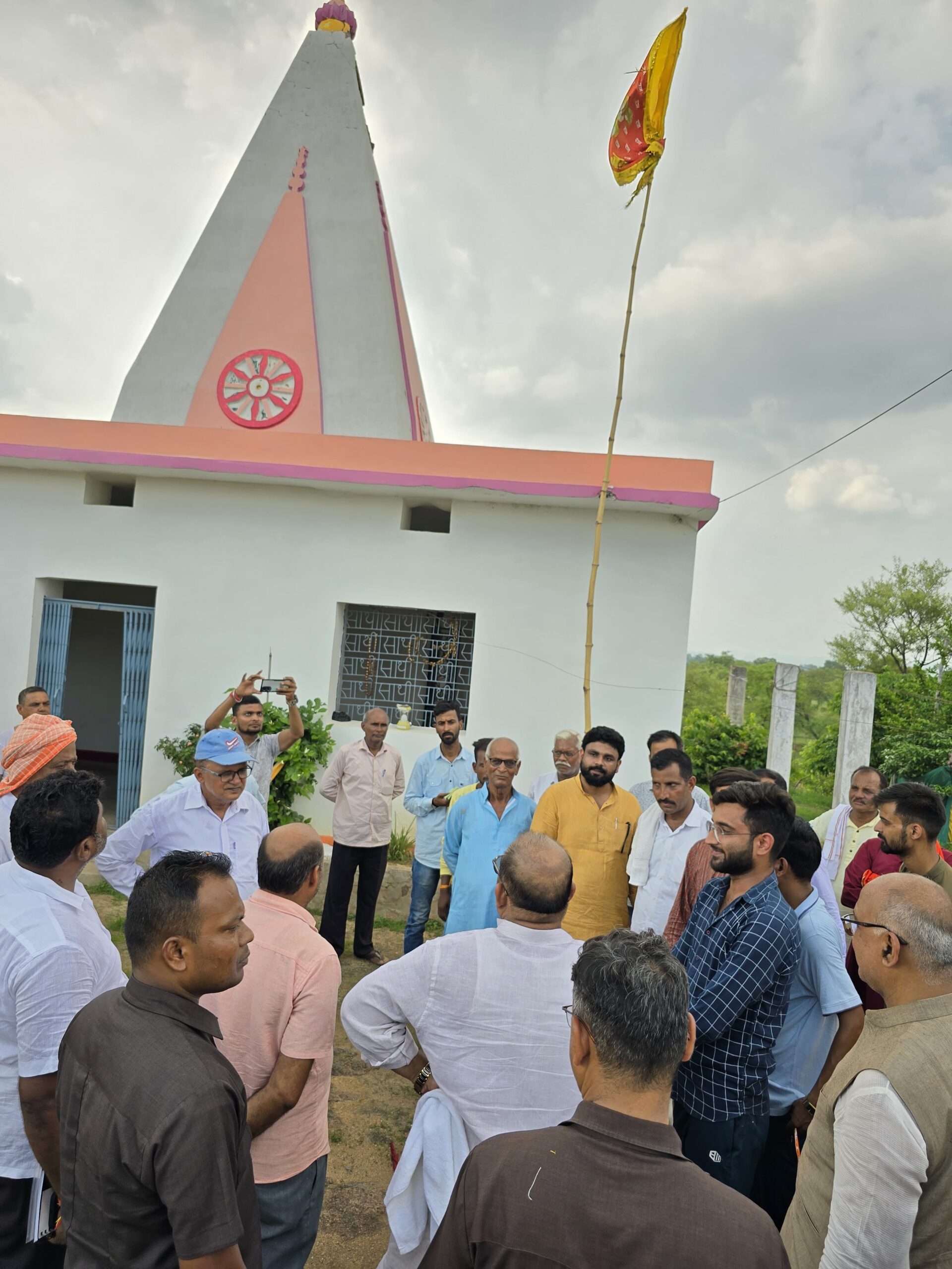 वज्रपात से क्षतिग्रस्त मंदिर के निर्माण के लिए मंत्री ने दिया सहयोग