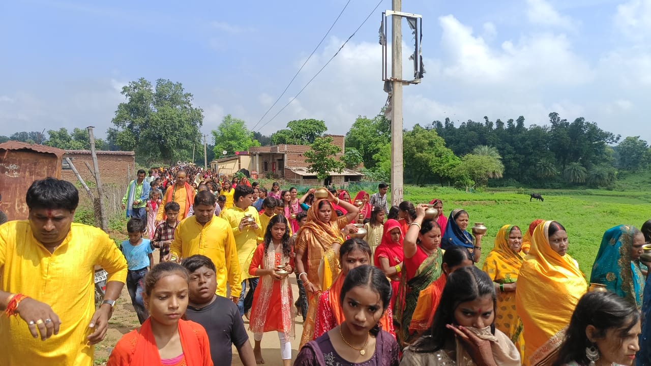 रंका में श्रावण मास के पहली सोमवारी को भगवान शंकर के जलाभिषेक को लेकर उमड़ी श्रद्धालुओ की भीड़