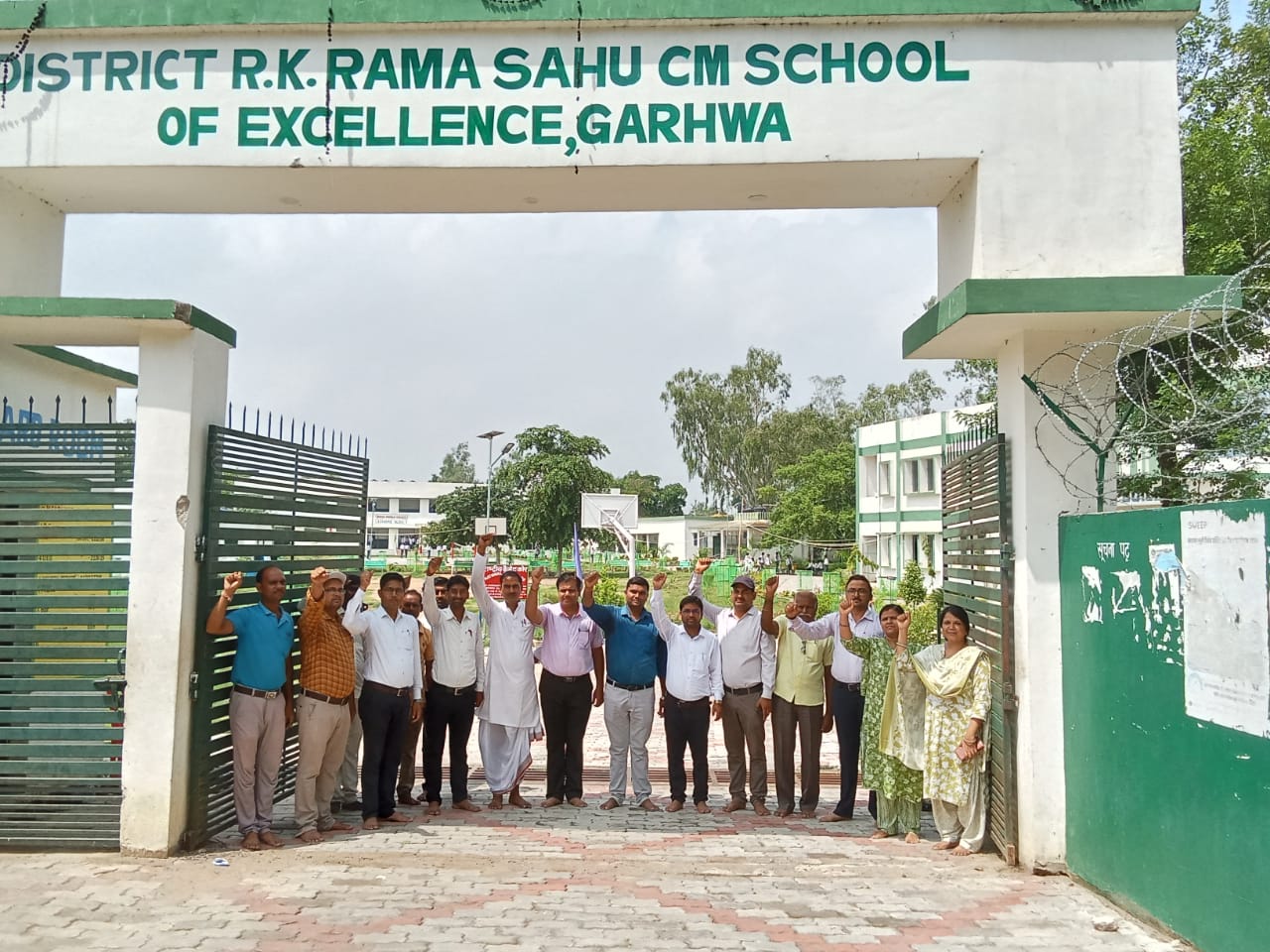 परियोजना निदेशक के द्वारा शिक्षकों पर अमर्यादित टिप्पणी के विरोध में शिक्षकों ने किया  नंगें पांव किया पठन-पाठन कार्य