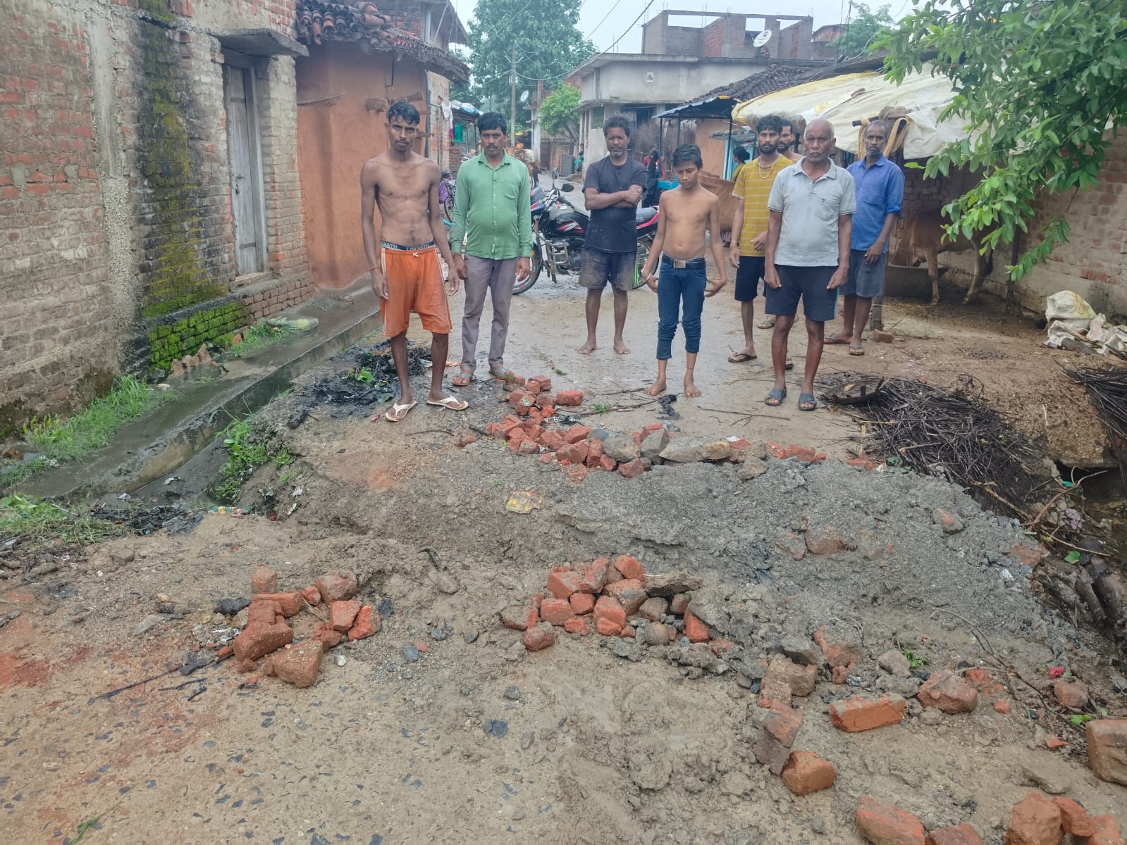 पीसीसी पथ निर्माण के दौरान संवेदक के लापरवाही के कारण घरों में प्रवेश कर रहा है नाली का पानी