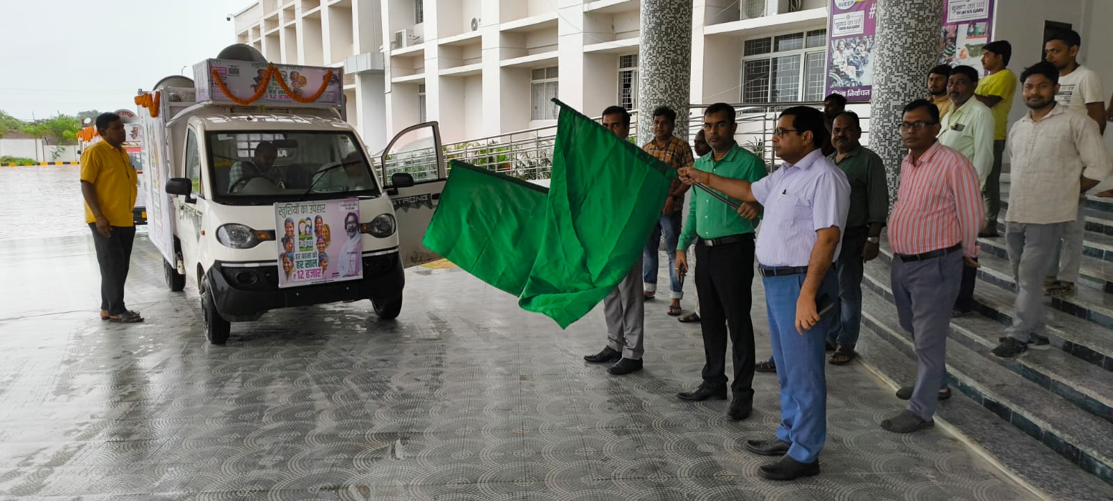 मुख्यमंत्री मंईया सम्मान योजना के प्रचार-प्रसार हेतु समाहरणालय परिसर से जागरूकता रथ को हरी झंडी दिखाकर किया गया रवाना