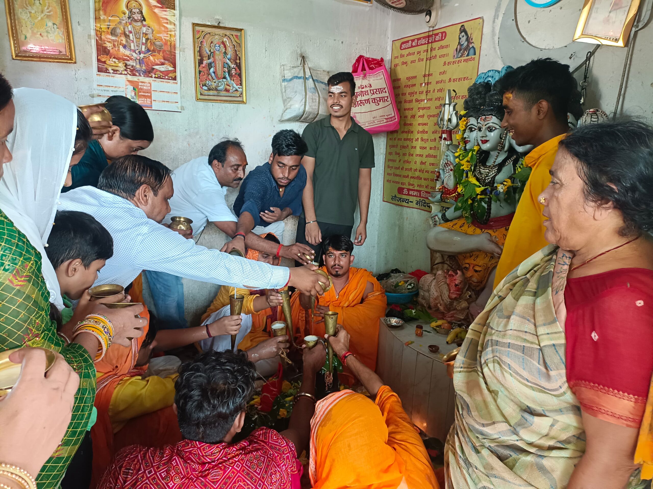 चेचरिया छठ घाट के पास पंचमुखी शिव मंदिर में  किया गया रुद्राभिषेक