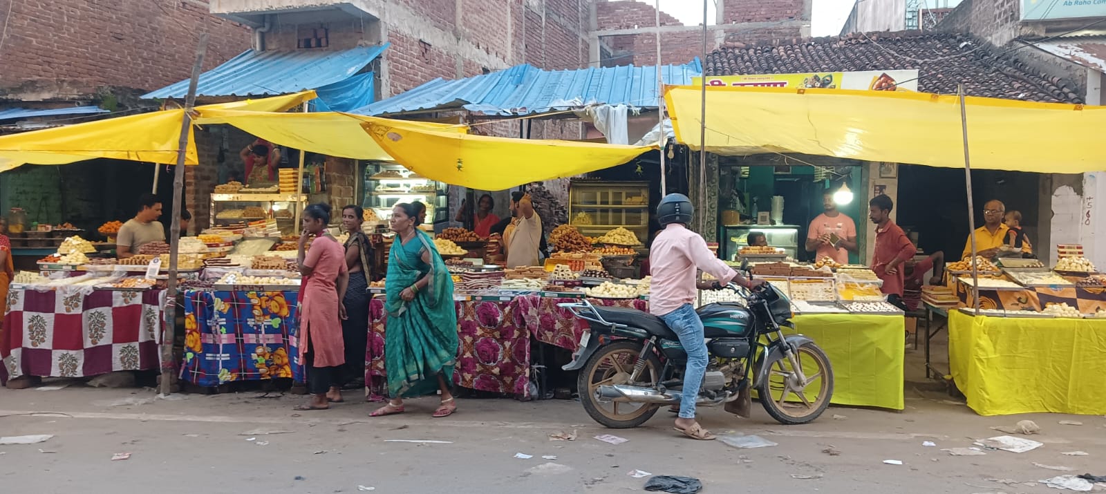 रक्षाबंधन के मौके पर सजी राखी और मिठाइ की दुकानें