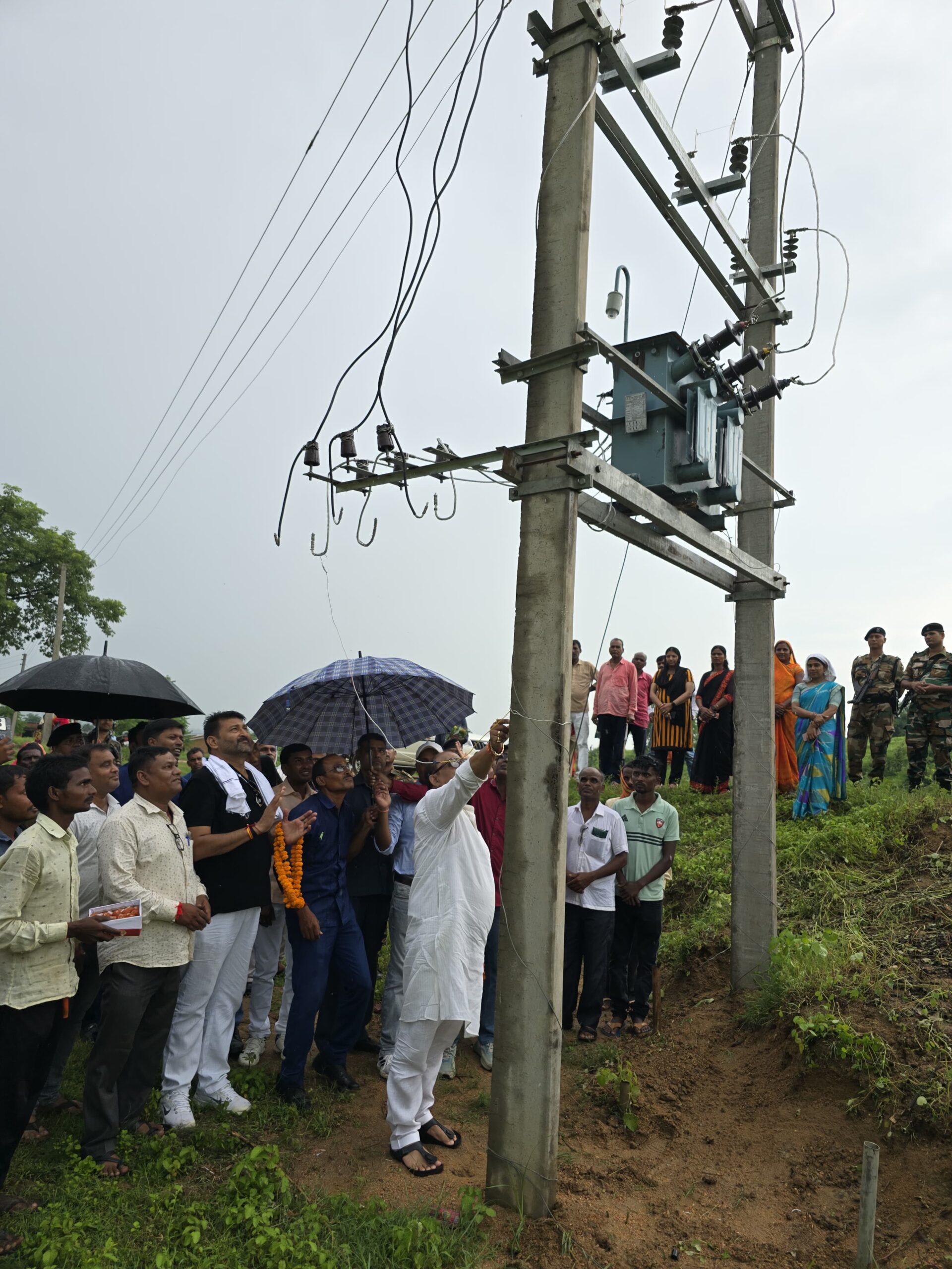 पूर्व के जनप्रतिनिधियों की उदासीनता से अब तक ढिबरी युग में था उड़दाहा टोला : मंत्री मिथिलेश