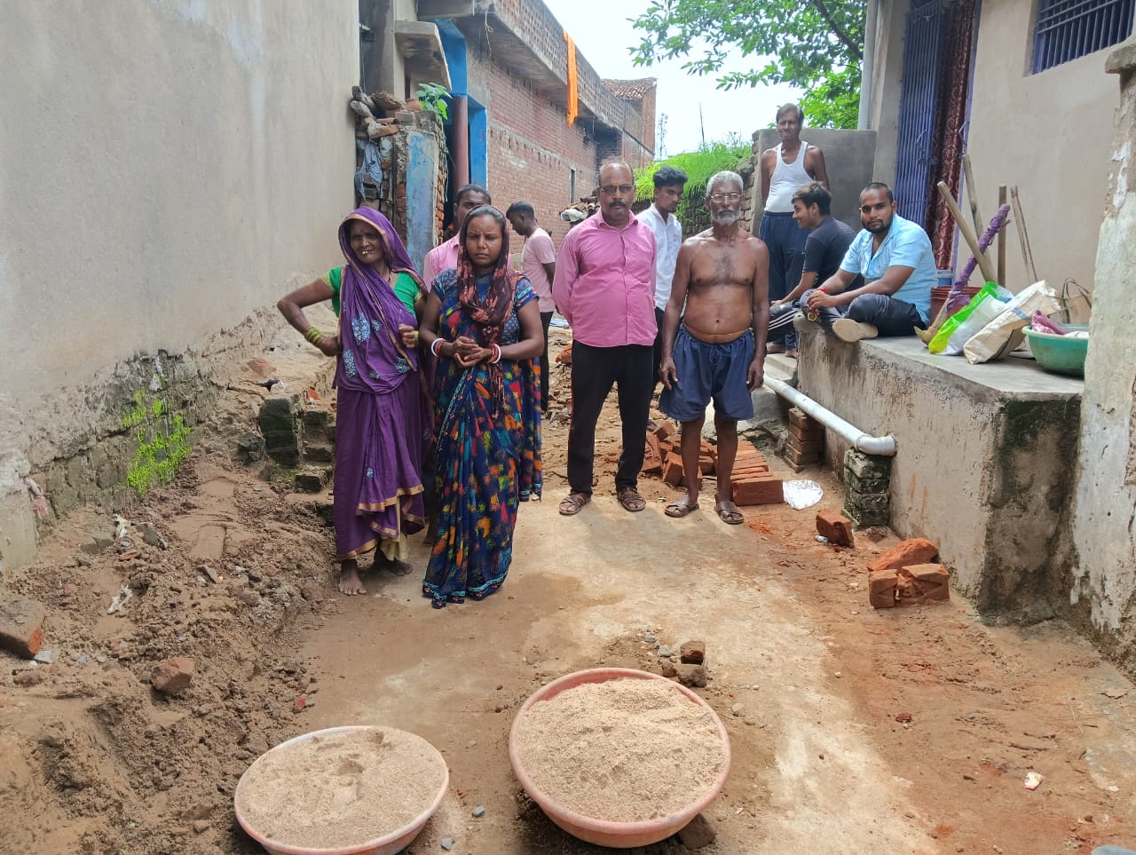 आक्रोशित ग्रामीणों ने रोका पीसीसी सड़क का निर्माण