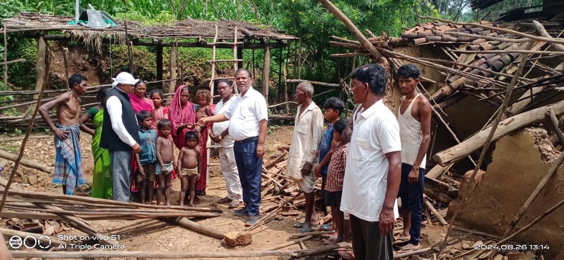 सिरोईकला में हाथियों से प्रभावित परिवार को प्रखंड बिकास पदाधिकारी ने किया सहयोग