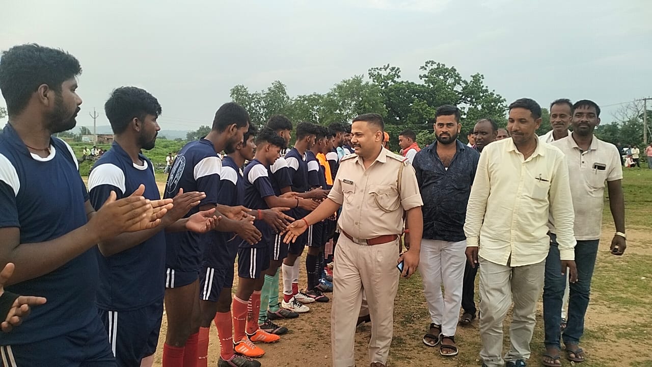 ज्योतिबा फुले स्पोर्ट क्लब द्वारा आयोजित निलाम्बर पिताम्बर फुटबॉल टूर्नामेंट का सेमी फाइनल मैच ड्रा