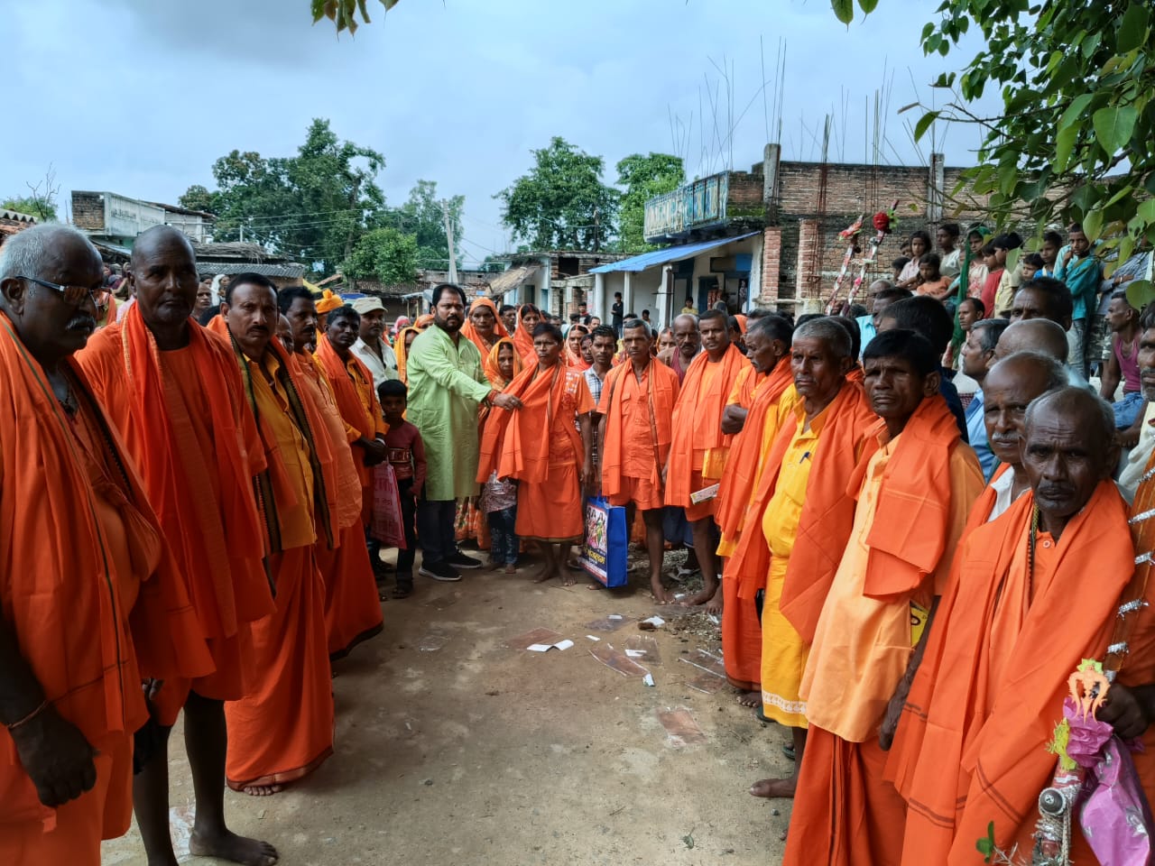 टडहे पंचायत के पांच दर्जन श्रद्धालुओं को मुखिया ने अंग वस्त्र देकर किया रवाना