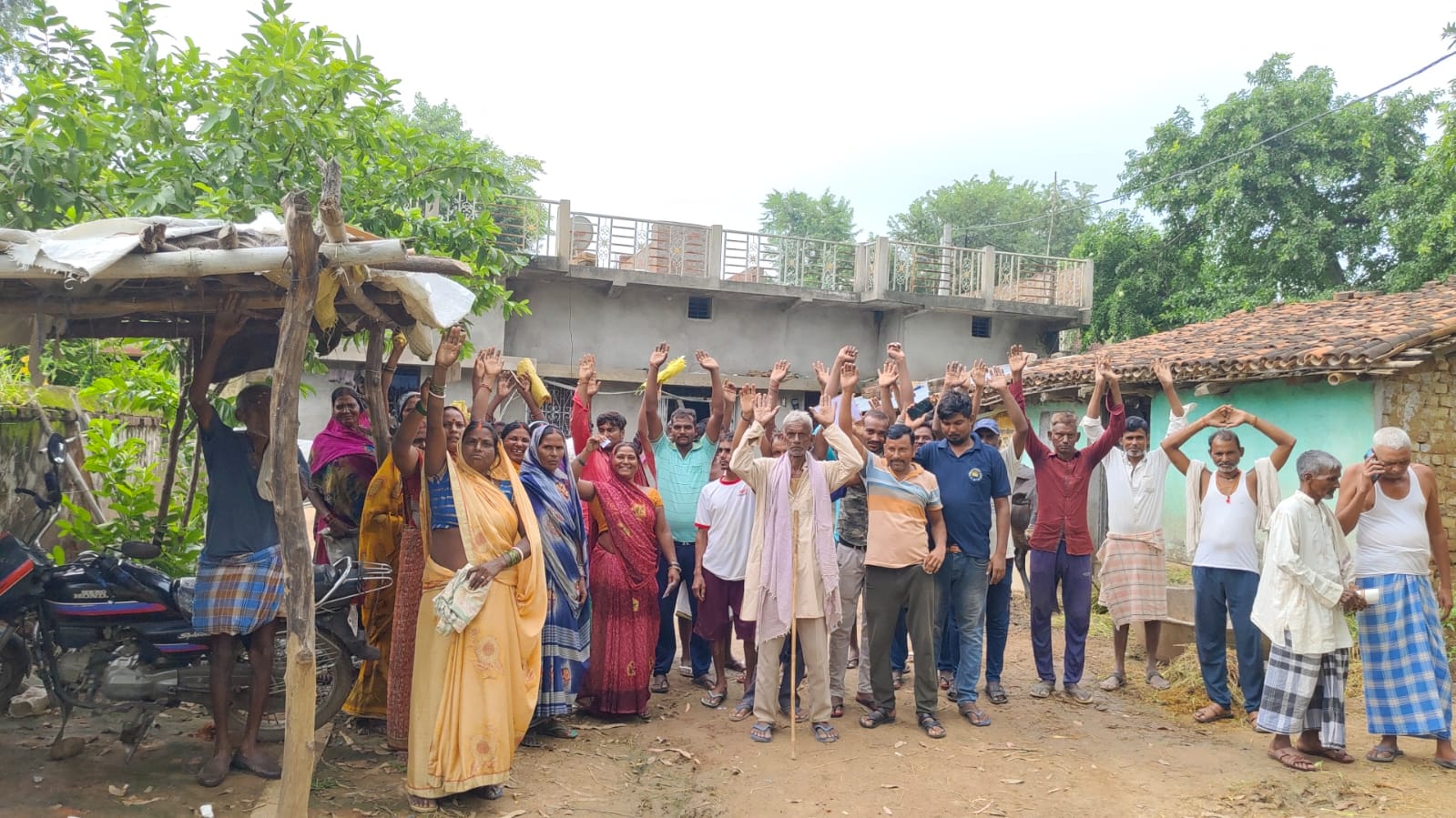 आक्रोशित ग्रामीणों  ने डिलर पर राशन का कालाबजारी का आरोप लगाते हुए किया प्रदर्शन