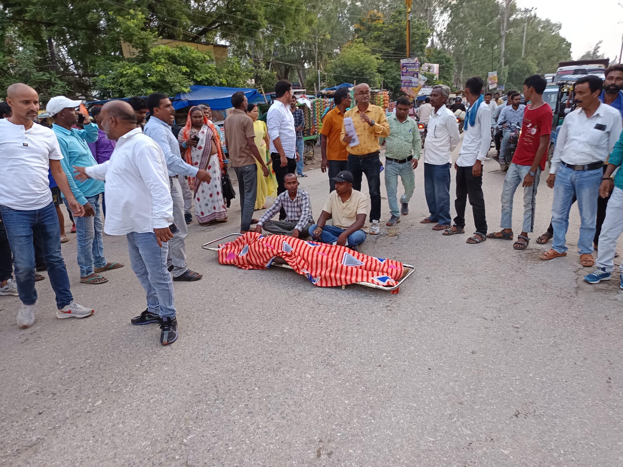 मेराल में फ्लाओवर निर्माण के दौरान गिरने से मजदूर की मौत,मुआवजा की मांग को ल आक्रोशित लोगों ने किया सडक जाम