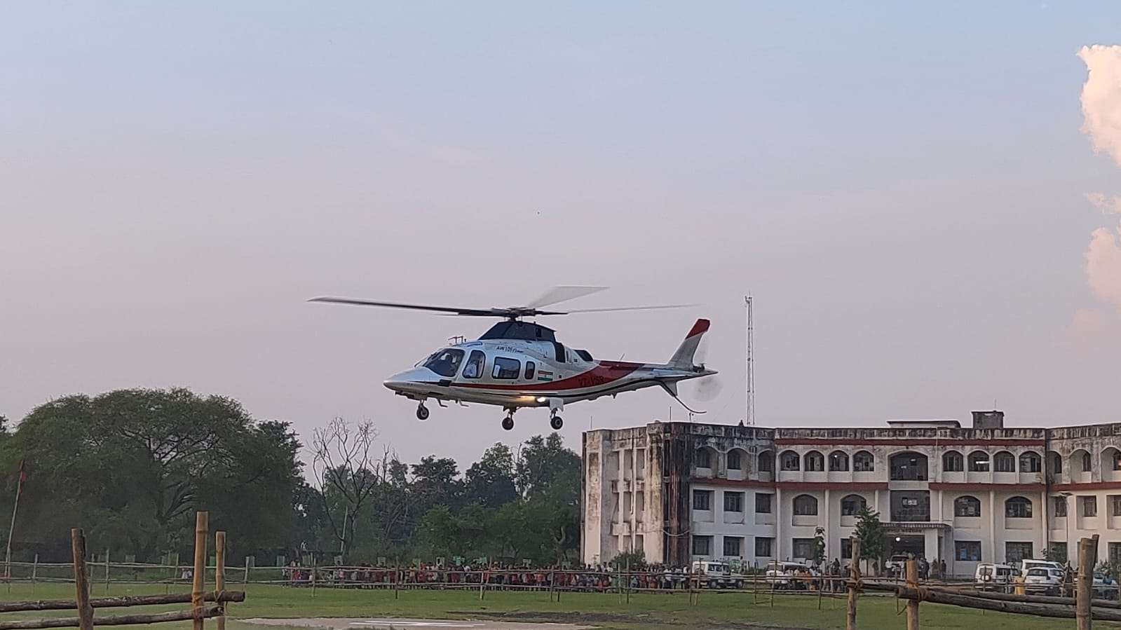 हेलीकॉप्टर में ईंधन की कमी के कारण राजनाथ सिंह और शिवराज सिंह चौहान सड़क मार्ग से वाराणसी रवाना, उड़ान खटोला गढ़वा हेलीपैड पर