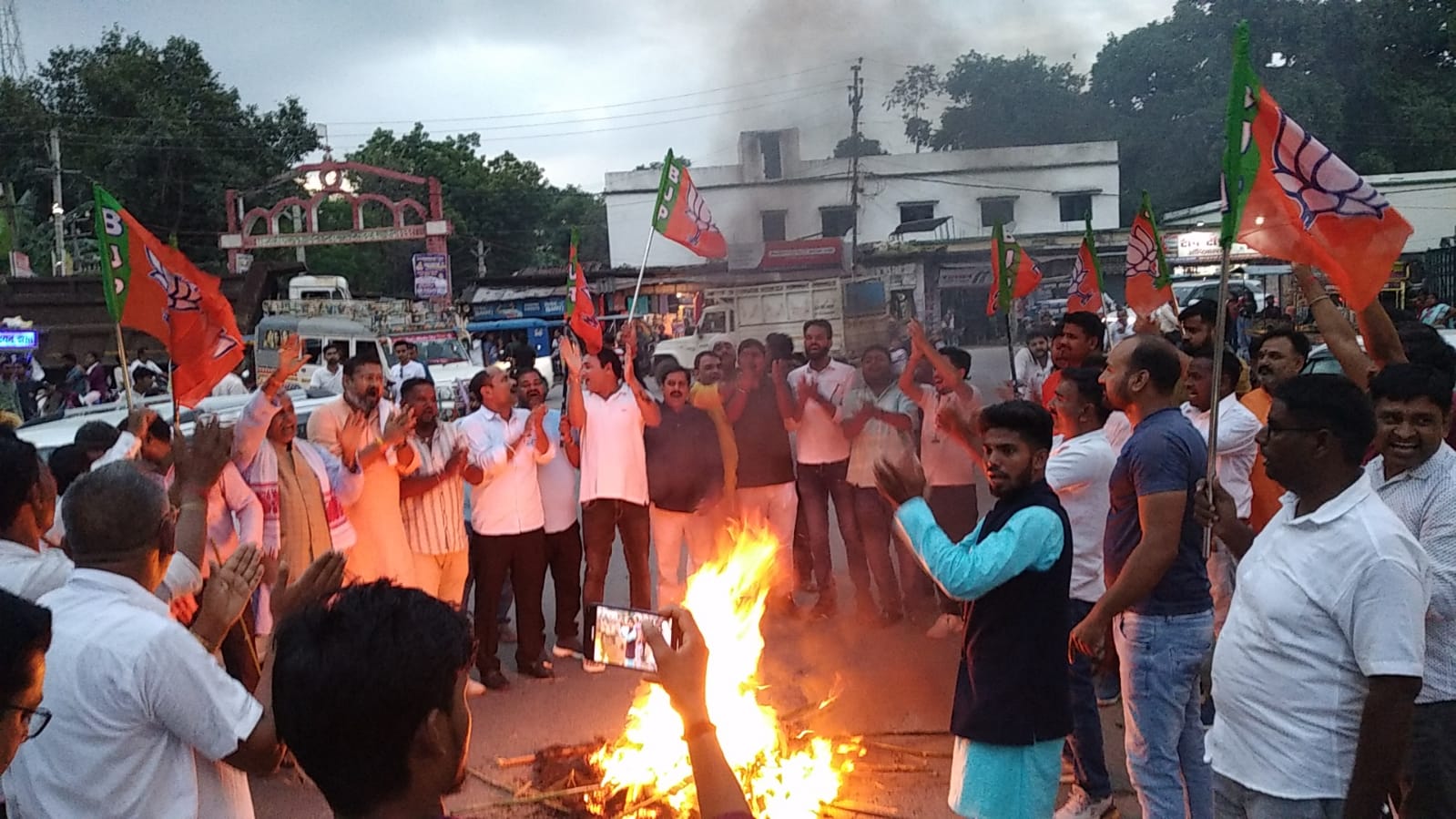 भाजयुमो ने उत्पाद सिपाही परीक्षा दौड़  में युवाओं की हुई मौत को ले हेमंत सरकार के खिलाफ मशाल जुलूस निकालकर किया पुतला दहन