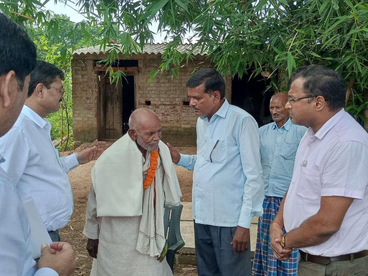 103 वर्षीय मतदाता इंद्रदेव पासवान का सम्मान, डीसी ने किया अभिनंदन