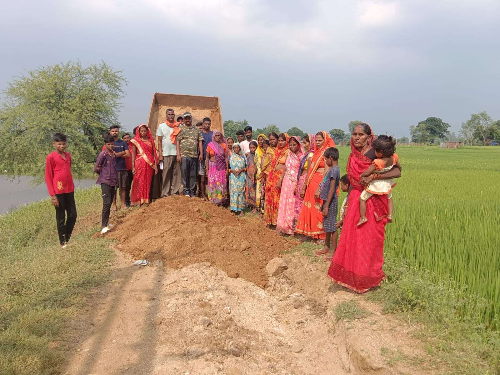 नवडीहा टोला में सड़क निर्माण कार्य की शुरुआत, ब्रह्मदेव प्रसाद की पहल से ग्रामीणों में उत्साह