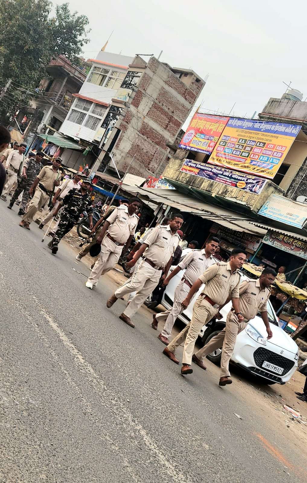 दशहरा पर्व को लेकर रमना थाना में पुलिस ने किया फ्लैग मार्च