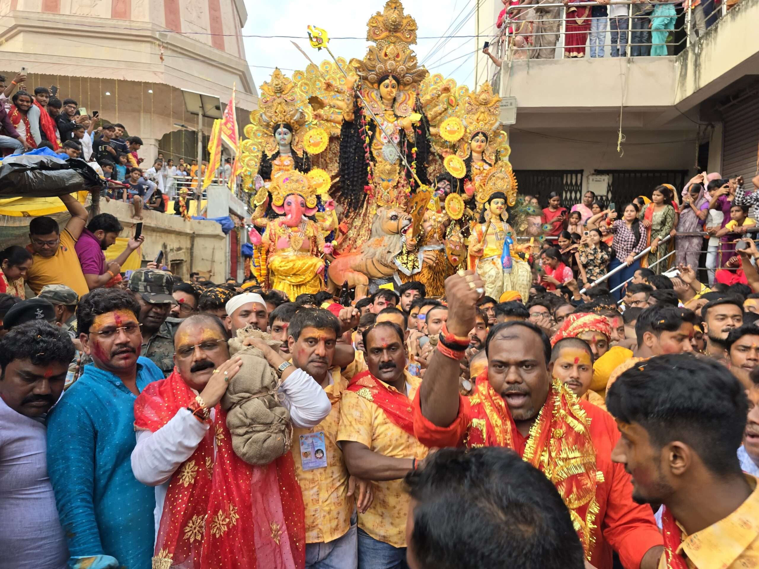 गढ़वा में धूमधाम से संपन्न हुआ दुर्गा प्रतिमा विसर्जन, मंत्री मिथिलेश ठाकुर ने कंधा देकर दी मां दुर्गा को विदाई