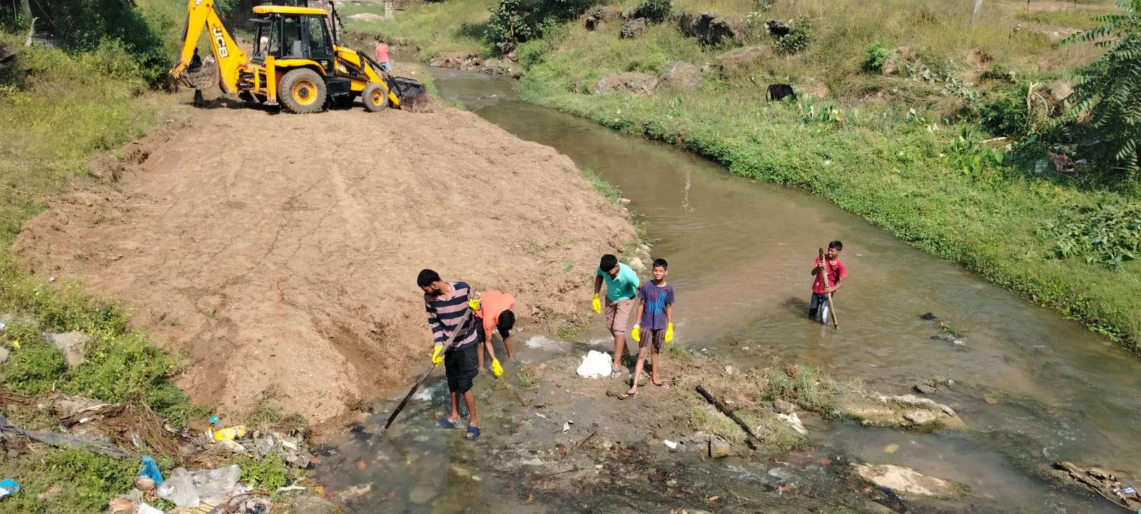 छठ महापर्व की तैयारी में जुटे भवनाथपुर प्रखंड के लोग, घाटों पर जोरदार सफाई अभियान