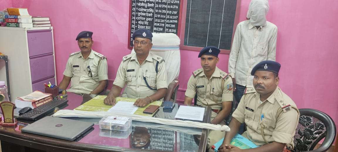 भवनाथपुर: पुलिस ने अवैध हथियार के साथ एक आरोपी को किया गिरफ्तार