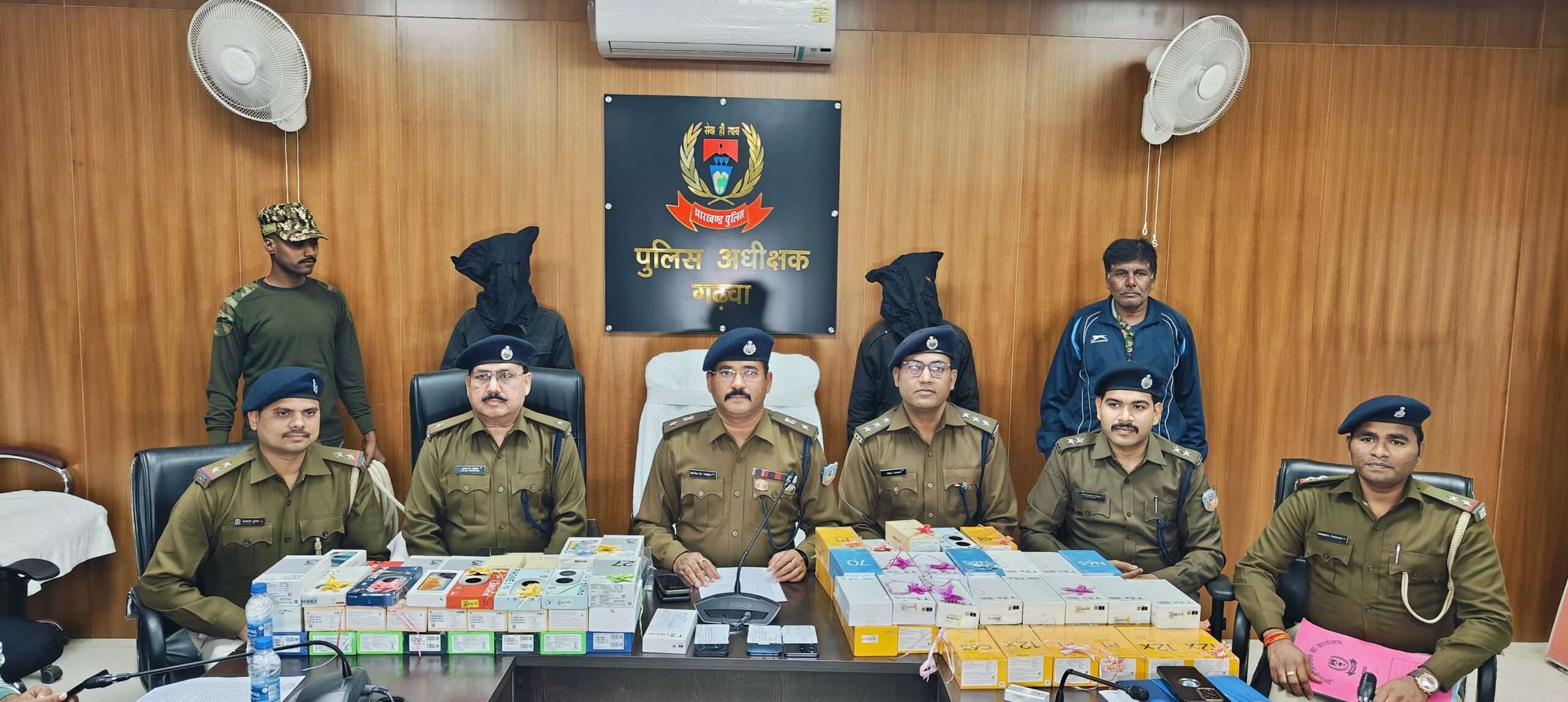 गढ़वा पुलिस ने 16 लाख रुपए के चोरी हुए 100 मोबाइल किए बरामद, दो गिरफ्तार