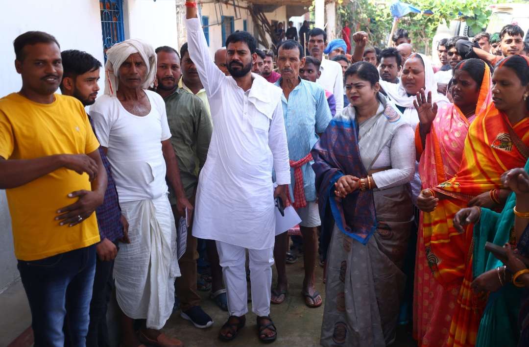 बिश्रामपुर चुनाव: ब्रह्मदेव प्रसाद की जीत के लिए पत्नी रजनी देवी का सघन जनसंपर्क अभियान