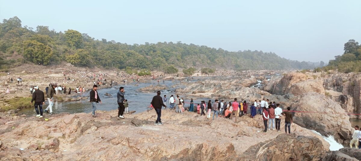 नव वर्ष पर सुखलदरी जल प्रपात में उमड़ी पर्यटकों की भीड़