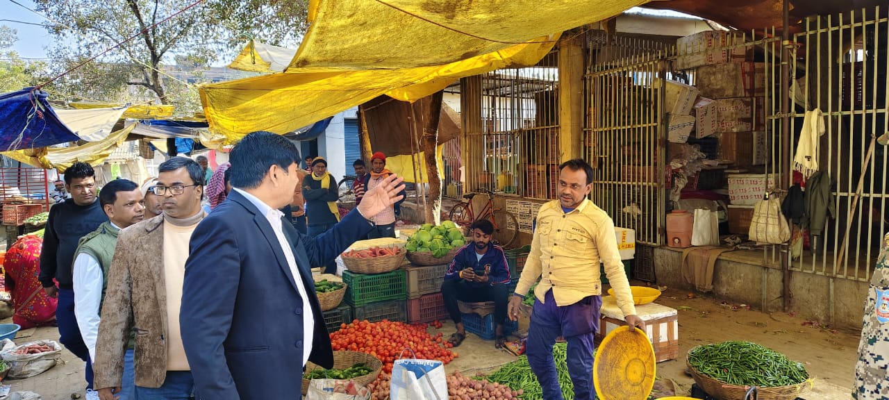 बाजार समिति परिसर में अतिक्रमण पर अनुमंडल पदाधिकारी का कड़ा एक्शन, अभियान जल्द शुरू होगा