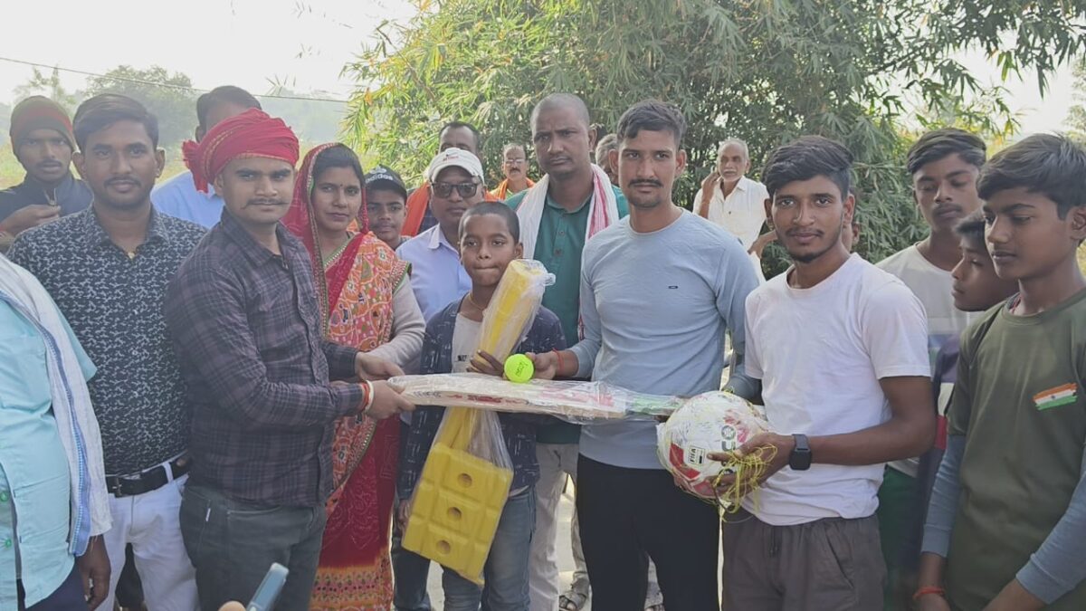 खुटहेरिया पंचायत में मुखिया अनिता देवी,पंसस अभिनंदन शर्मा व उपमुखिया अतीस सिंह द्वारा संयुक्त रूप से किया खेल सामग्री वितरण