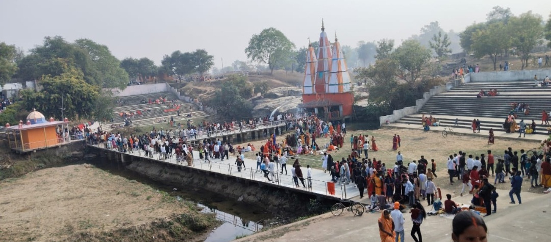 सतबहिनी झरना तीर्थ में मकर संक्रांति का विराट मेला शुरू, लाखों श्रद्धालु पहुंचे