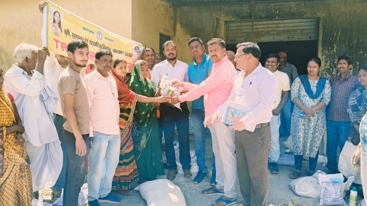 गढ़वा में 120 किसानों को गरमा मूंग का बीज व उपादान मिला, कृषि अधिकारियों ने दी उपयोगी जानकारी