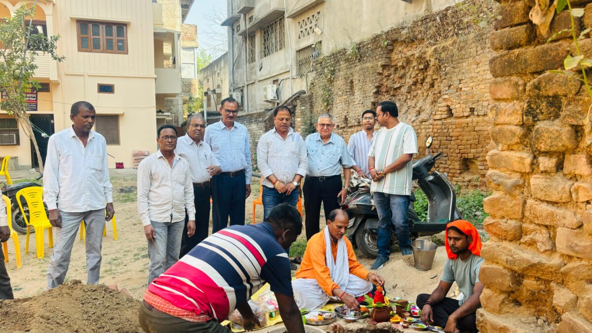 गढ़वा के रॉकी मोहल्ला में देवीधाम मंडप नवनिर्माण को लेकर बैठक, डॉ. भोला कश्यप ने दी जमीन दान