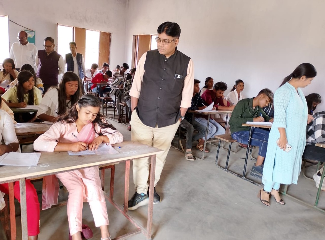 गोपीनाथ सिंह महिला इंटर महाविद्यालय में कदाचारमुक्त परीक्षा, अधिकारियों ने किया निरीक्षण