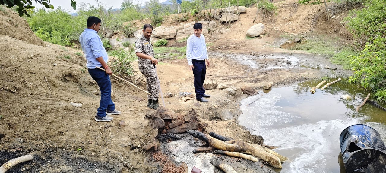 दुलदुलवा के जंगलों में एसडीएम की छापेमारी, तीन अवैध भट्टियां ध्वस्त — शराबमुक्त गांव अभियान को मिली रफ्तार