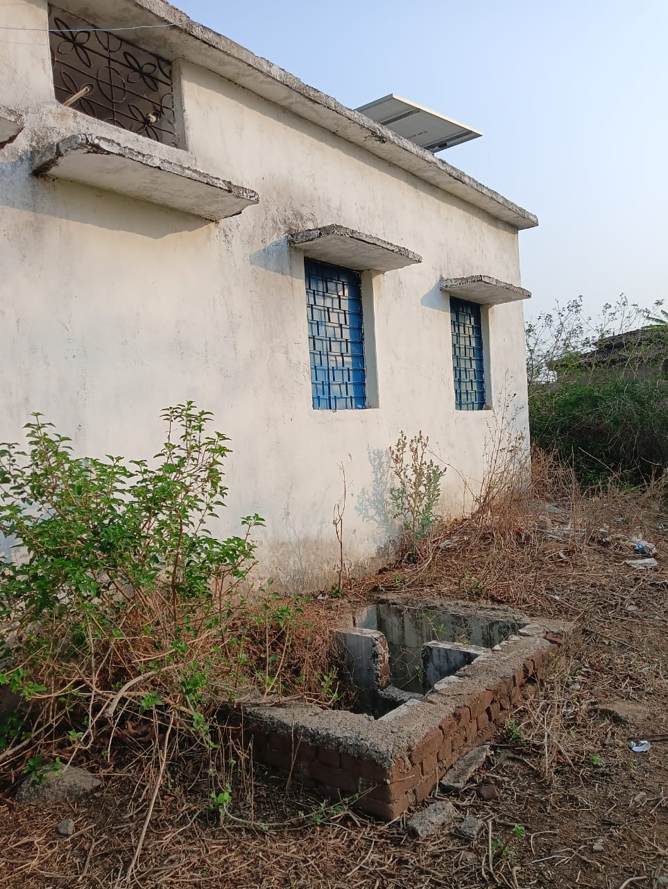 रंका के तेनूडीड गांव में आंगनबाड़ी केंद्र की बदहाल स्थिति, महिलाओं और बच्चों को नहीं मिल रहीं बुनियादी सुविधाएं