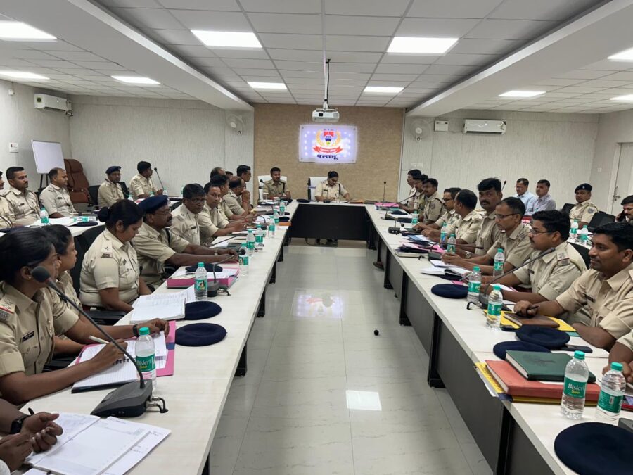 पलामू पुलिस अधीक्षक कार्यालय में क्राइम मीटिंग का आयोजन, अपराध नियंत्रण और अन्य महत्वपूर्ण मुद्दों पर गहन चर्चा