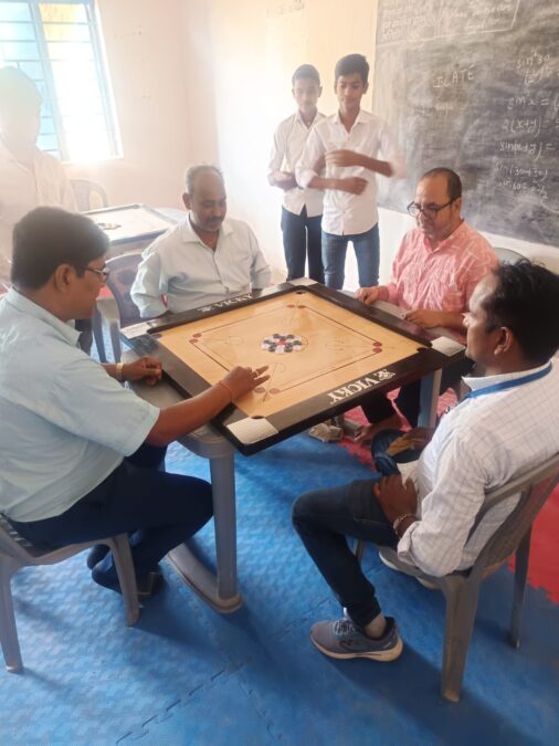 भवनाथपुर में खेल प्रतिभाओं का जलवा, अंतरविद्यालयी कैरम प्रतियोगिता में छात्रों ने मारी बाजी
