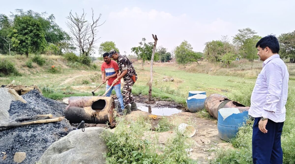 जहर पर कहर : दुलदुलवा में तीसरे दिन भी एसडीएम की कर्रवाई, 7 कुंटल शराब नष्ट