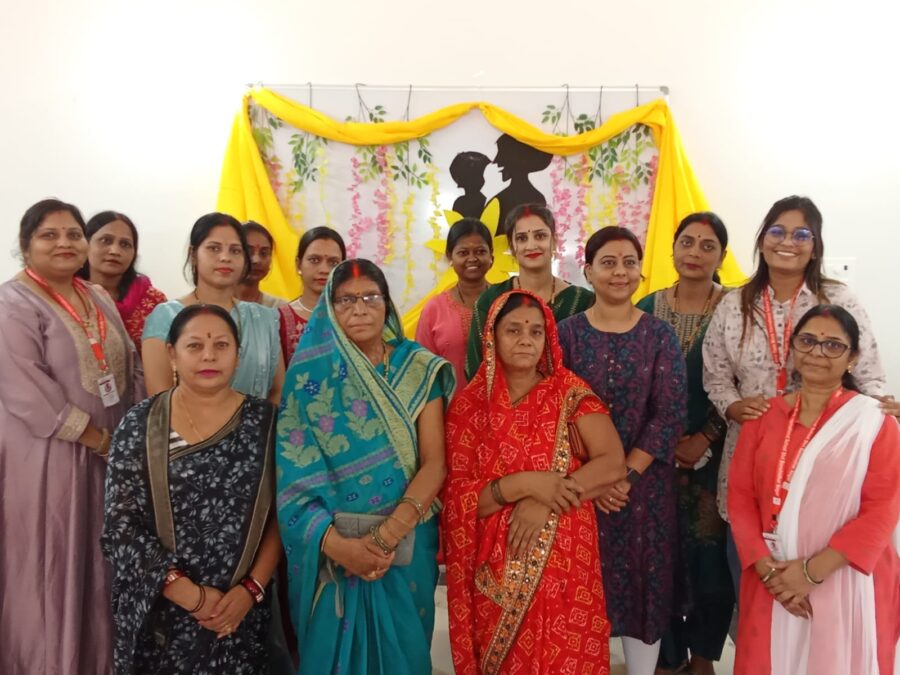 मातृ दिवस पर भावुक हुआ माहौल, बच्चों ने धोए मां के चरण
