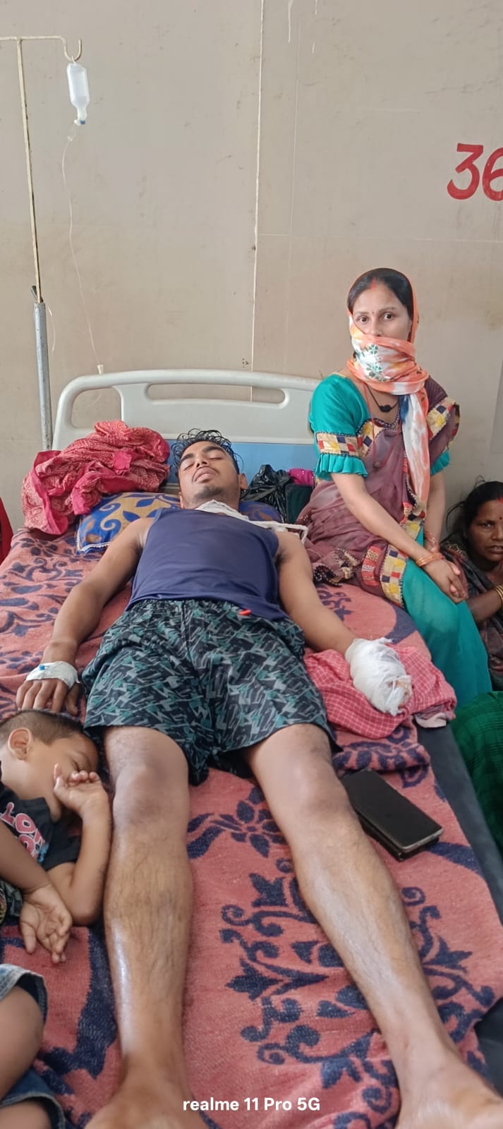 कुट्टी मशीन की चपेट में आया युवक, तीन उंगलियां कटीं — हालत गंभीर