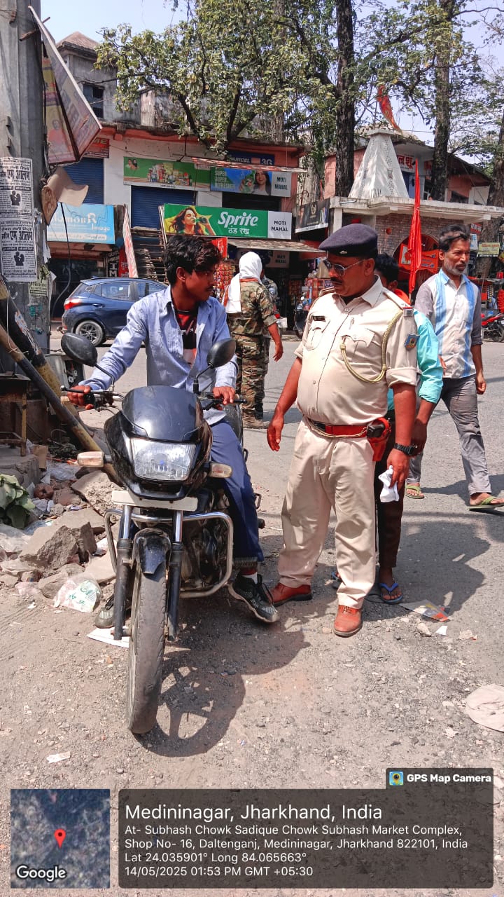एसपी के निर्देश पर ट्रैफिक प्रभारी ने चलाया वाहन चेकिंग अभियान।