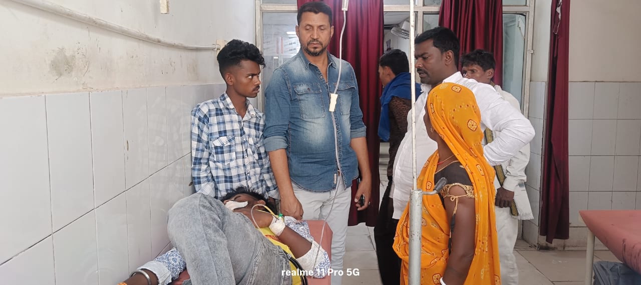 सड़क दुर्घटना में तीन युवक घायल, हालत गंभीर
