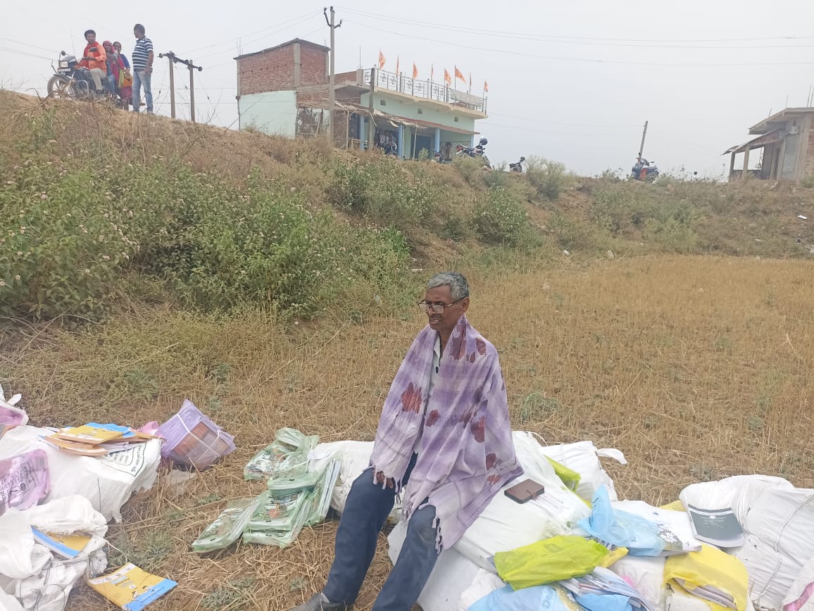 विद्यालय जा रही कमांडर वाहन पलटी, प्रधानाध्यापक घायल, पुस्तकें बिखरीं